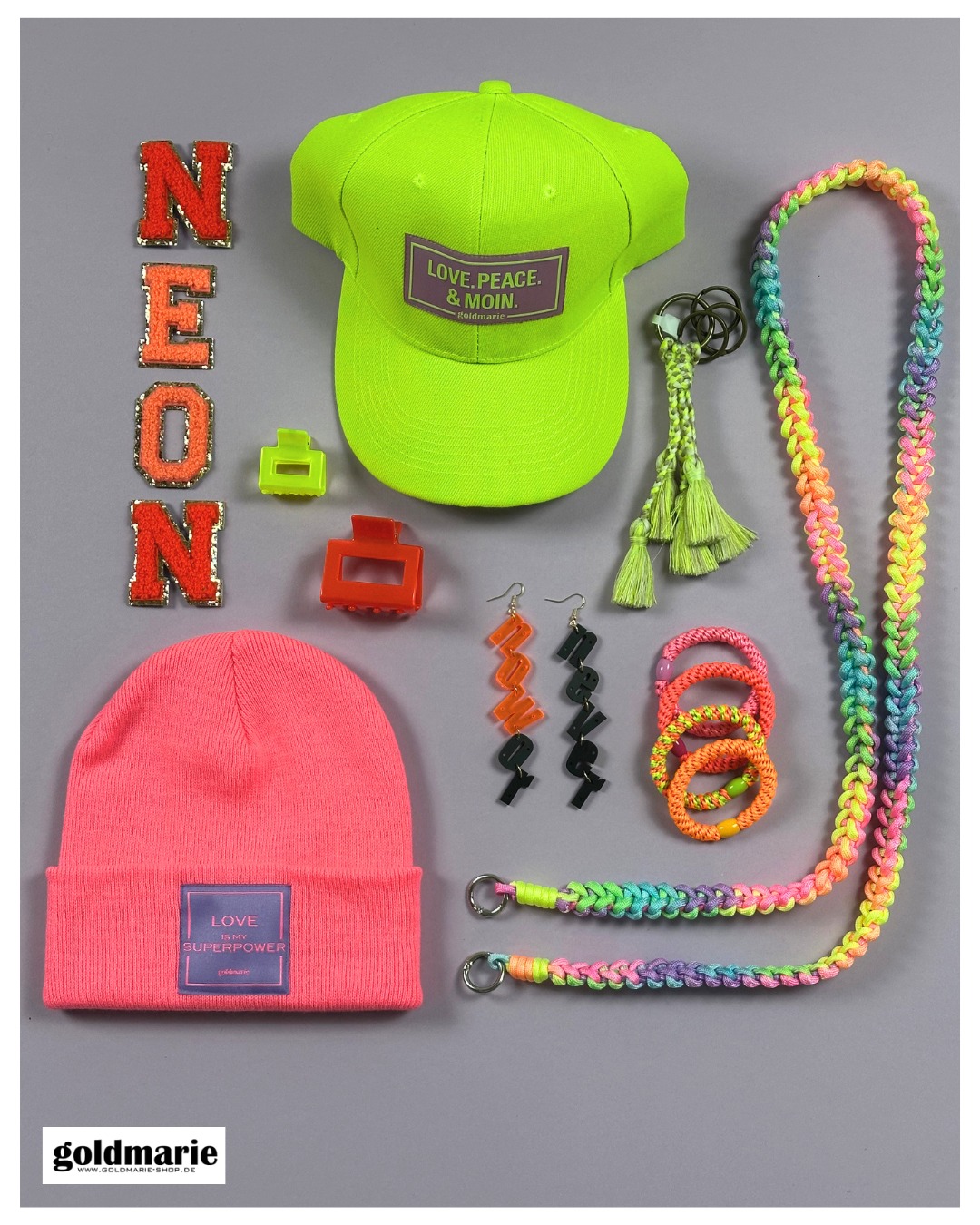 Neon Arrangement mit Caps, Mützen, Taschengut und Accessoires